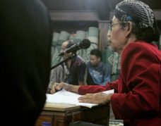 Mocopat Gresik, Produk Budaya Jawa Sebagai Media Dakwah » pembacaan macapat gresikan 415x325 pembacaan macapat gresikan 415x325 » Mocopat Gresik, Produk Budaya Jawa Sebagai Media Dakwah