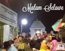 Tradisi Malam Selawe, Edisi Ziarah Akbar di Gresik » tradisi malam selawe gresik gerbang masuk makam sunan giri 415x325 tradisi malam selawe gresik gerbang masuk makam sunan giri 415x325 » Tradisi Malam Selawe, Edisi Ziarah Akbar di Gresik